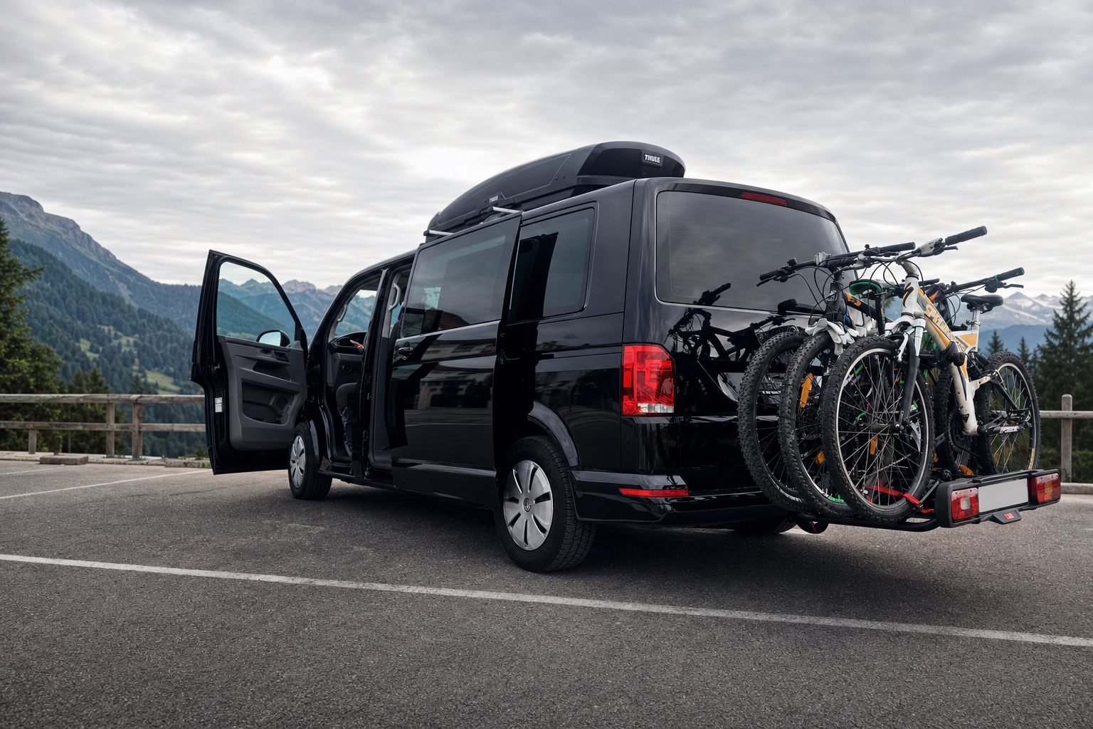 Volkswagen Caravelle s nosičom bicyklov a strešným boxom