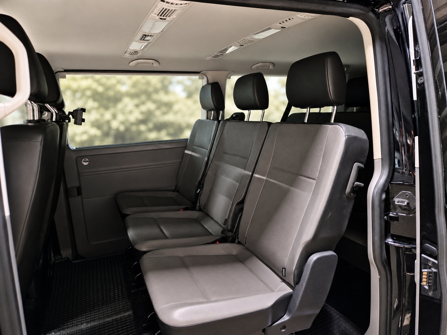 Priestranný interiér Volkswagen Caravelle